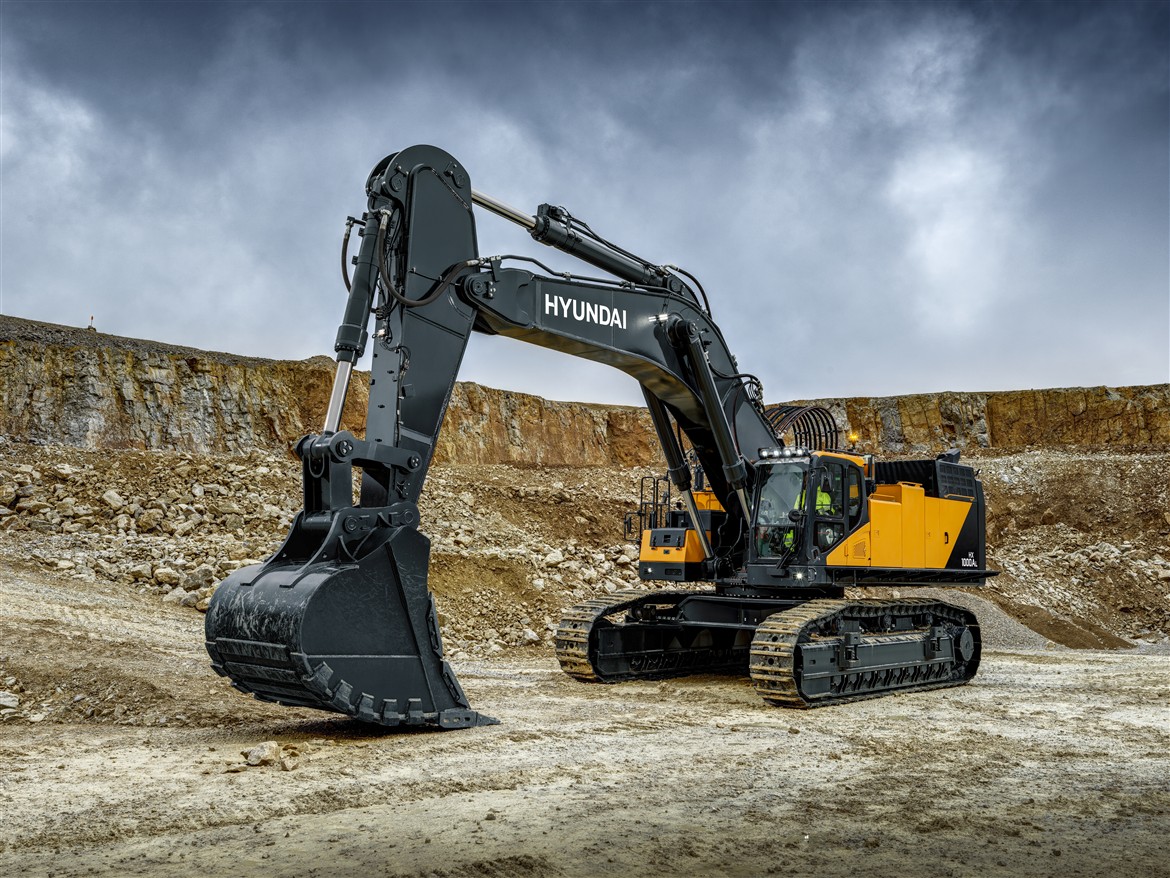 Maak kennis met de HD Hyundai HX1000A L, een nieuwe rupsgraafmachine uit de A-serie, ontworpen voor hoge prestaties tegen lage eigendomskosten. Deze machine is uitgerust met een nieuwe Perkins-motor en de krachtigste in zijn klasse en samen met het hoogste totale hydraulische debiet levert hij ongeëvenaarde prestaties en een ongelooflijke brandstofzuinigheid. Voor superieure veelzijdigheid kunt u de machine met geavanceerde technologieën aanpassen aan uw werkomstandigheden met verschillende vermogens- en werkmodi, plus een giek- en zwenkprioriteit. De HX1000A L is echt klaar voor de uitdaging.