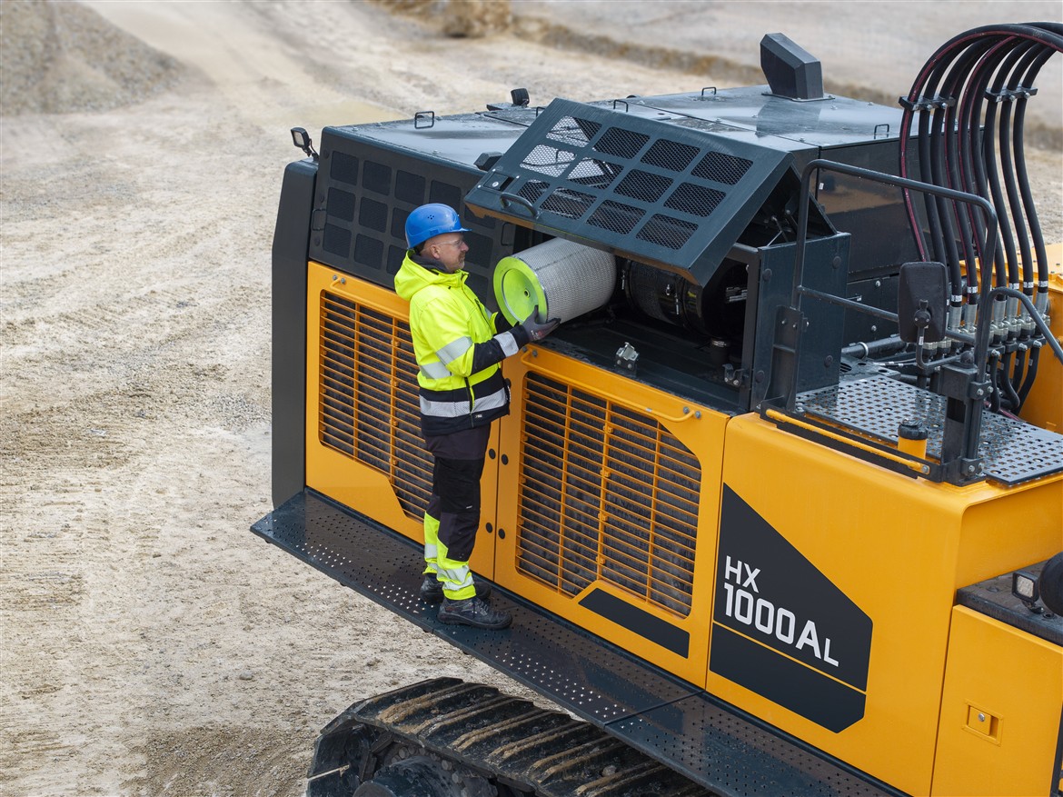 Maak kennis met de HD Hyundai HX1000A L, een nieuwe rupsgraafmachine uit de A-serie, ontworpen voor hoge prestaties tegen lage eigendomskosten. Deze machine is uitgerust met een nieuwe Perkins-motor en de krachtigste in zijn klasse en samen met het hoogste totale hydraulische debiet levert hij ongeëvenaarde prestaties en een ongelooflijke brandstofzuinigheid. Voor superieure veelzijdigheid kunt u de machine met geavanceerde technologieën aanpassen aan uw werkomstandigheden met verschillende vermogens- en werkmodi, plus een giek- en zwenkprioriteit. De HX1000A L is echt klaar voor de uitdaging.