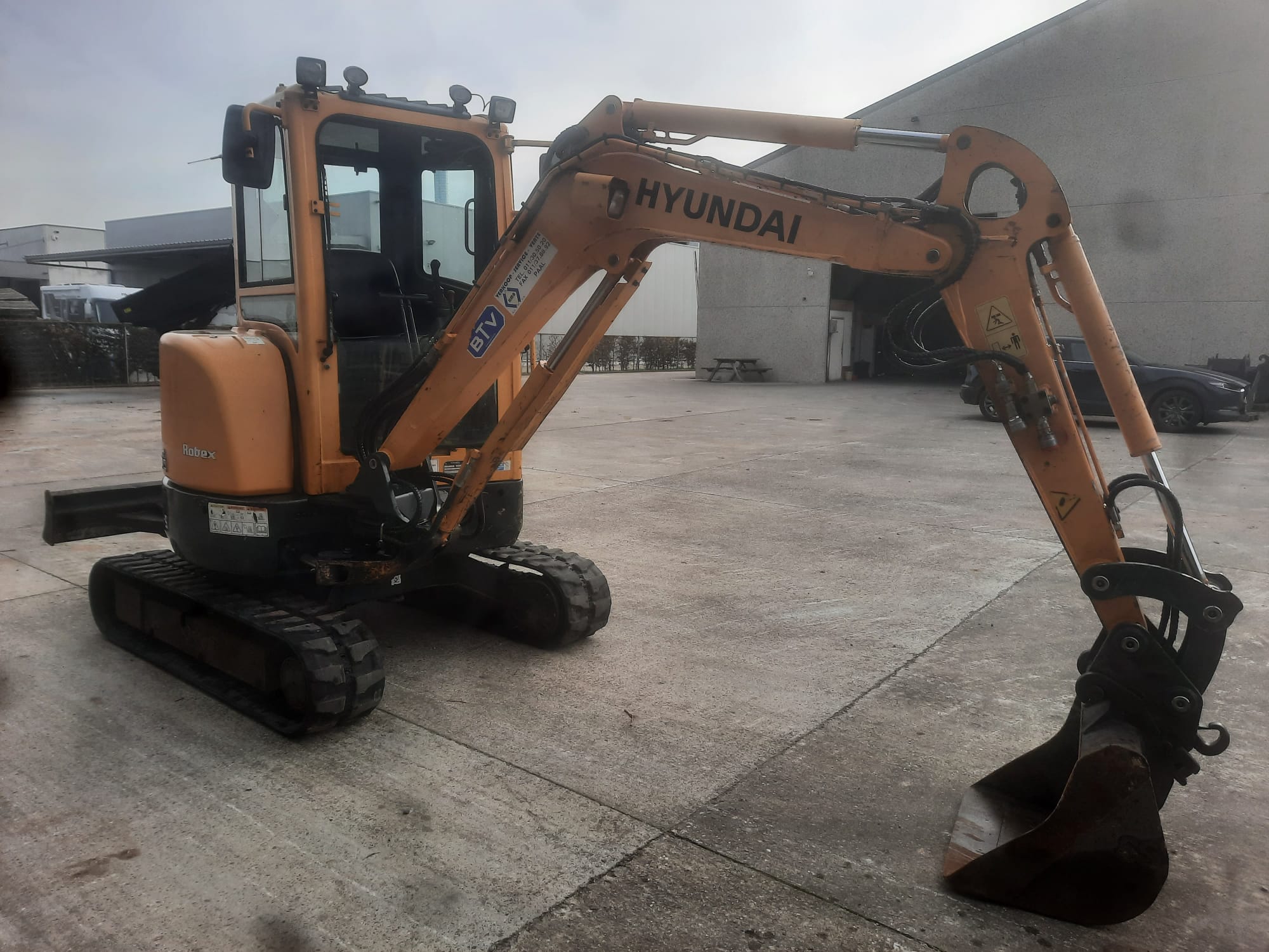R27Z-9 met breekhamer, diverse bakken, palletvork en afzetcontainer