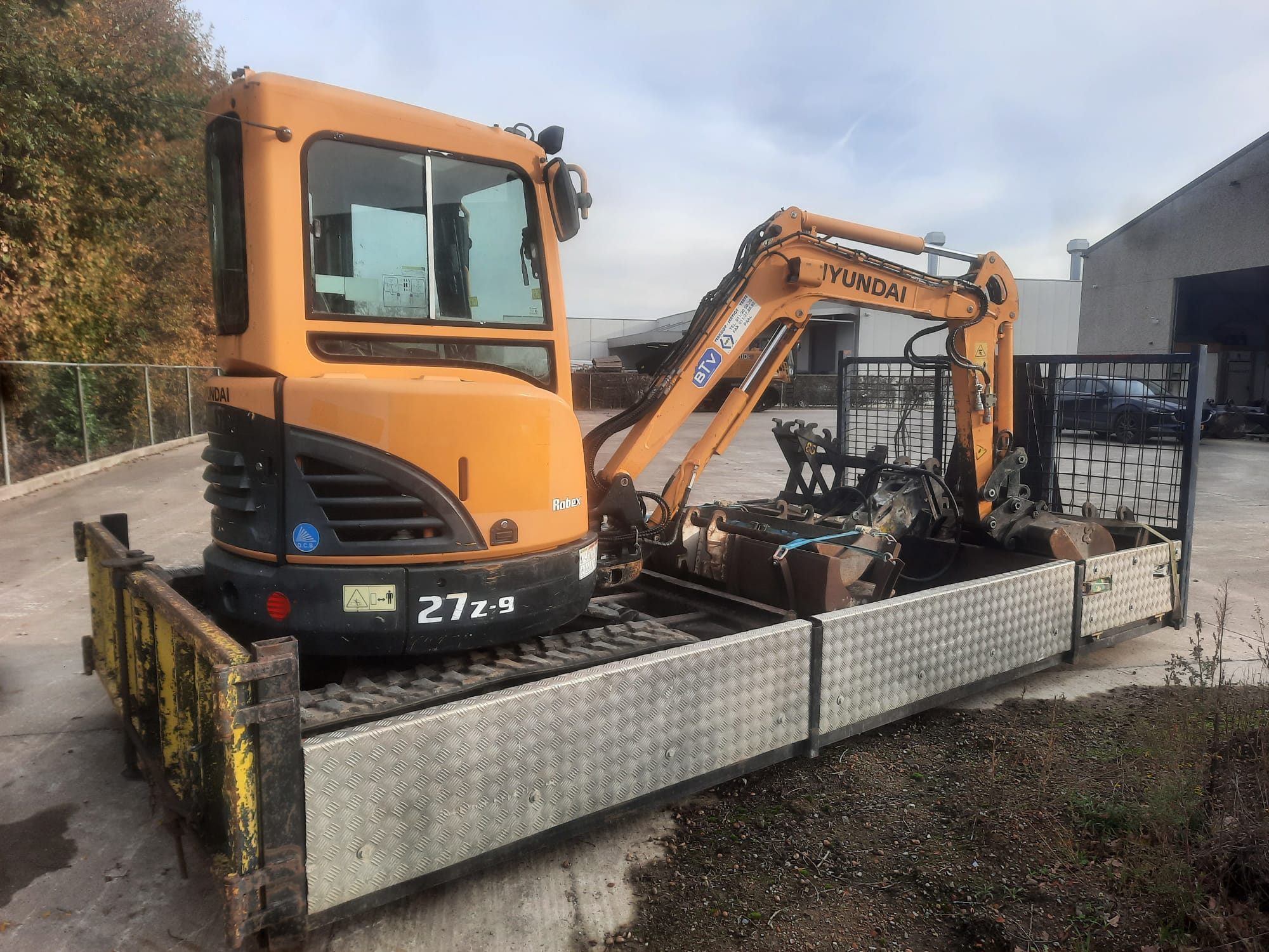 R27Z-9 met breekhamer, diverse bakken, palletvork en afzetcontainer