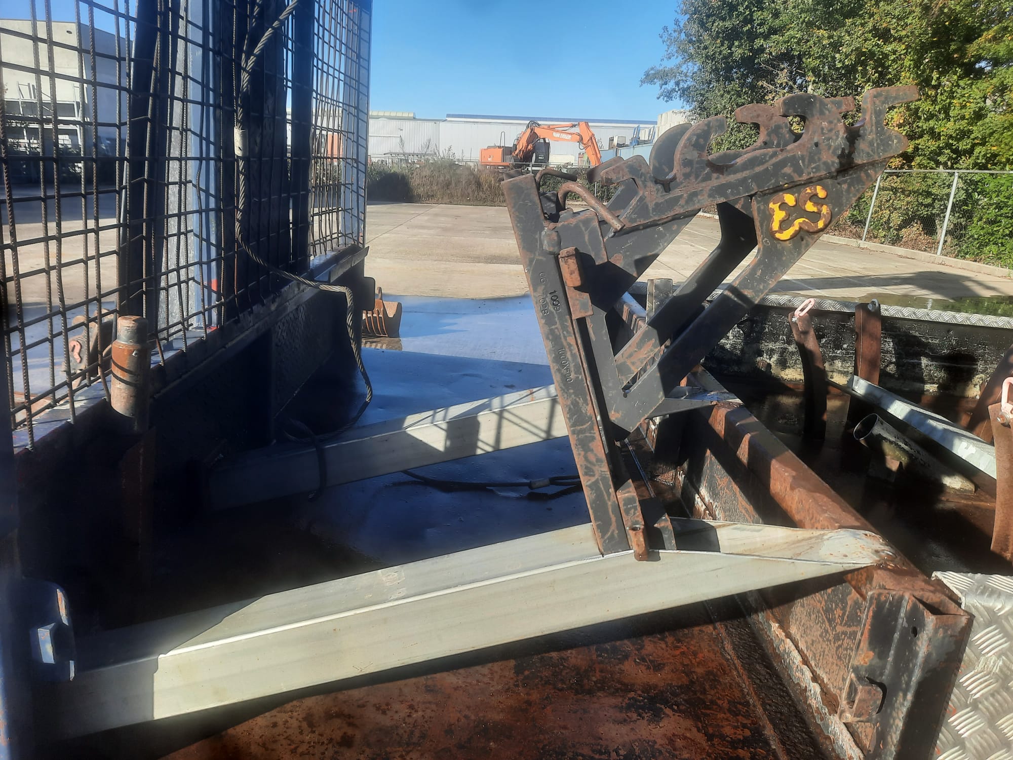 R27Z-9 met breekhamer, diverse bakken, palletvork en afzetcontainer